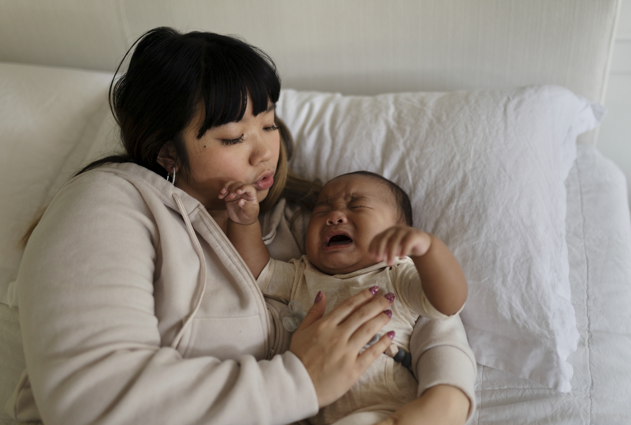 bayi menangis malam hari, penyebab bayi menangis malam, cara menenangkan bayi, tangisan bayi malam, solusi bayi menangis, Bunda, si Kecil